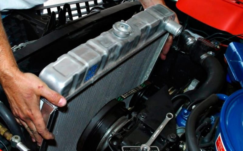 بررسی سطح مایعات موتور خودرو 