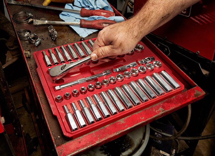 13 ابزار ضروری برای تعمیر و نگهداری خودرو که خودتان می توانید انجام دهید
